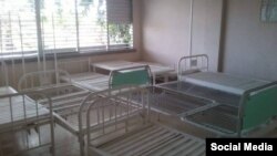 Camas apiladas en una sala en reparación en el Hospital Dr. Antonio Luaces Iraola, en Ciego de Ávila. (Foto: Facebook)