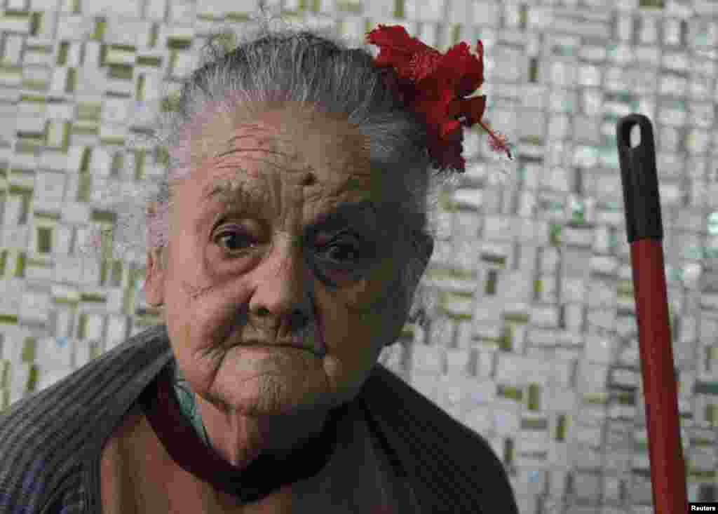 Emilia Rodríguez tiene 78 años y ha limpiado edificios públicos por más de tres décadas.