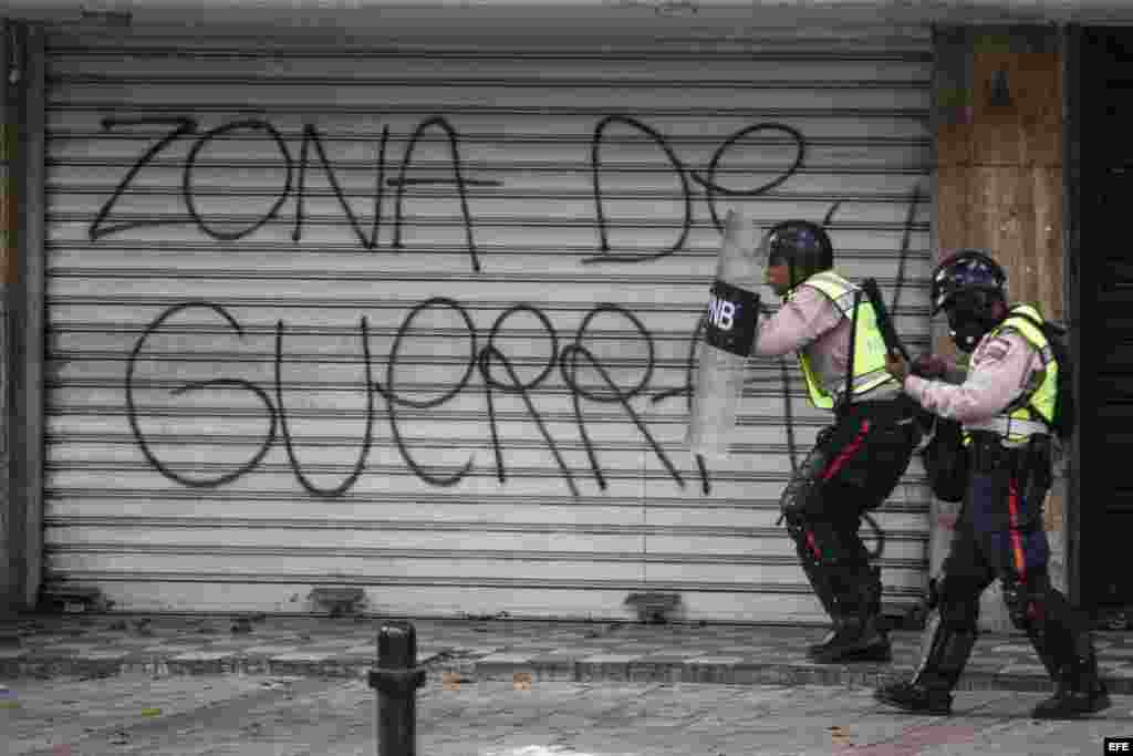 Agentes de la Policía Nacional Bolivariana (PNB) bloquean el paso de una marcha opositora el jueves 20 de abril de 2017, en Caracas (Venezuela).
