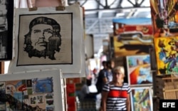 La imagen del Che Guevara se venden en un mercado de artesanías