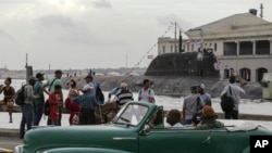 Cubanos observan la llegada del submarino nuclear ruso Kazan al puerto de La Habana, el 12 de junio de 2024. (Foto AP/Ariel Ley)