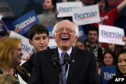 El senador Bernie Sanders en su discurso de la victoria en las primarias de New Hampshire.