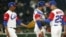 El entrenador de la selección cubana Carlos Martí (d) pasa la bola al receptor Jonder Martínez (i) en el partido entre Cuba y Holanda del IV Clásico Mundial de Béisbol.