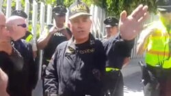 Cubanos explican a la policía ecuatoriana porque se están agrupando frente a la embajada de EEUU