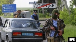 militantes prorrusos hacen guardia en un puesto de control en Donetsk (Ucrania).