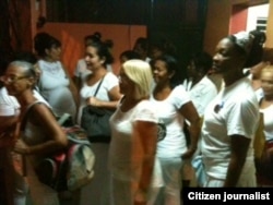 Reporta Cuba Damas esa madrugada se dirigen a misa Foto Angel Moya
