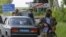 militantes prorrusos hacen guardia en un puesto de control en Donetsk (Ucrania).