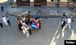 Fuerzas policiales arrestan a Damas de Blanco y activistas de DDHH en La Habana.