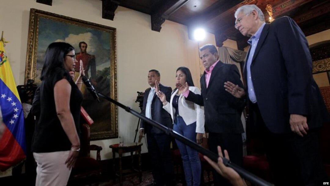 Presidenta de la Asamblea Nacional Constituyente, Delcy Rodríguez (i), participa en acto de juramentación de 4 gobernadores 