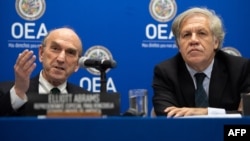 Elliott Abrams (izq.), representante especial de Estados Unidos para Venezuela, junto a Luis Almagro, secretario general de la OEA. Foto: SAUL LOEB/ AFP.
