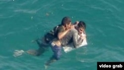 Asidos a un pedazo de su balsa dos cubanos esperan ser rescatados cerca de Turkey Point, al sur de Miami (WSVN 7).