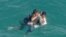 Asidos a un pedazo de su balsa dos cubanos esperan ser rescatados cerca de Turkey Point, al sur de Miami (WSVN 7).