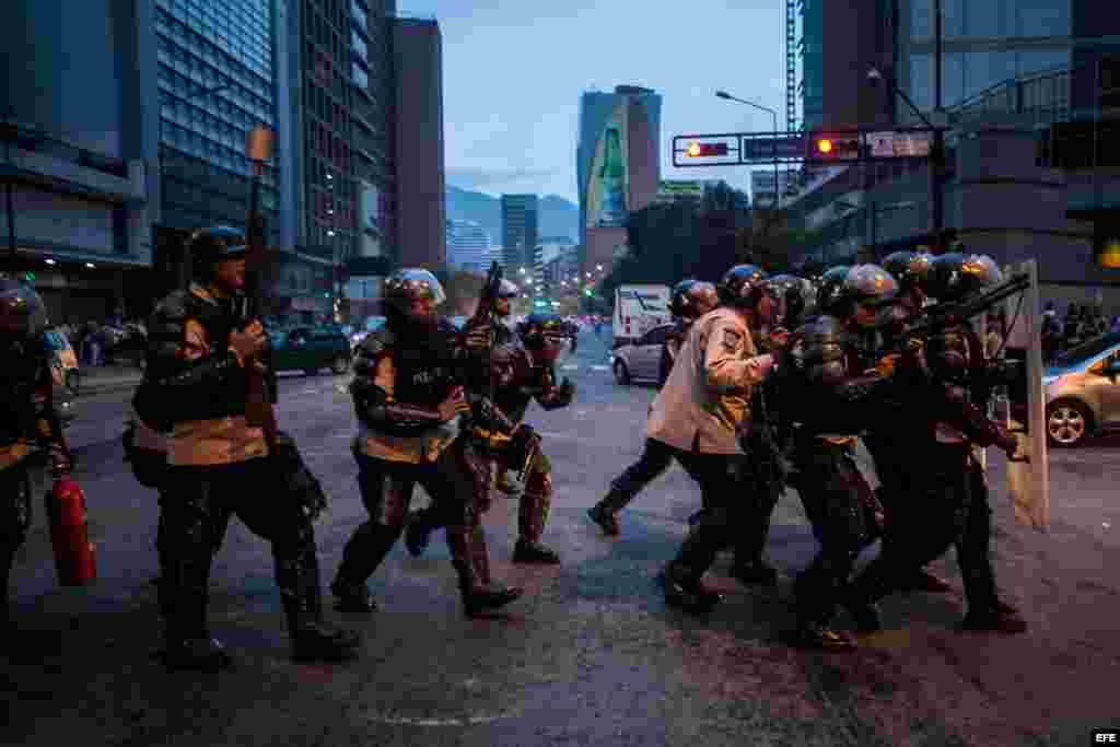Miembros de la Guardia Nacional Bolivariana (GNB) intentan dispersar manifestantes hoy, jueves 12 de febrero de 2015, durante protestas en recuerdo de los fallecidos hace un año al término de una manifestación de la oposición, lo que dio inicio a un ola d