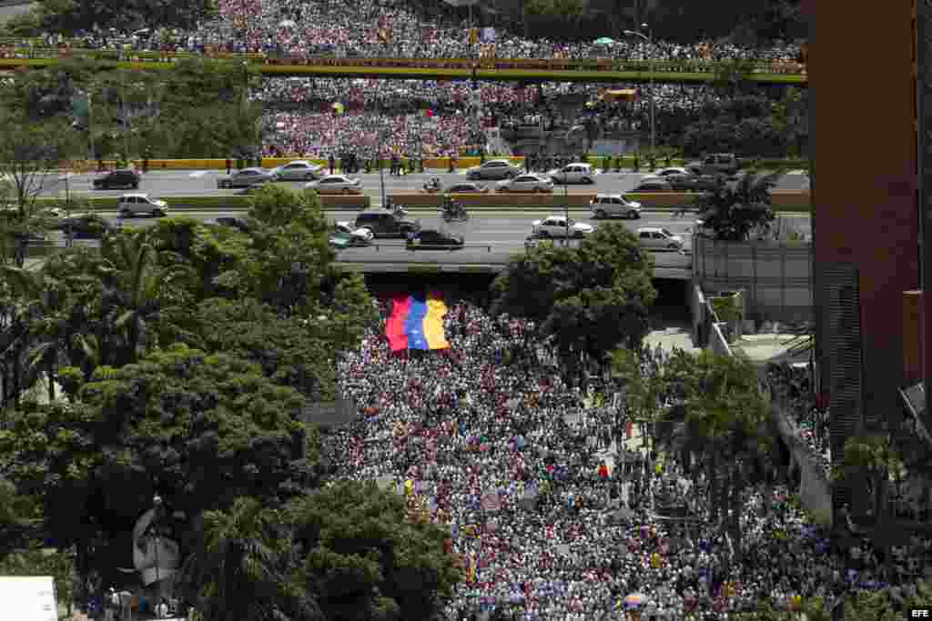 Centenares de personas participan en una marcha contra el gobierno de Nicolás Maduro en Caracas