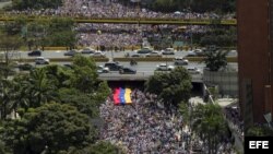 Centenares de personas participan en una marcha contra el gobierno de Nicolás Maduro