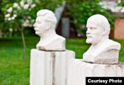 Bustos de Stalin y Lenin en el Museum de Moscú.