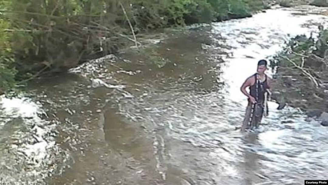 La pesca en el contaminado Río El Salado de Bayamo, está ocurriendo sin que las autoridades tomen medidas. (Foto: Yunior Berges)