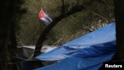 La bandera cubana ondea en una tienda de campaña, en un campamento de inmigrantes en Matamoros, México, el 18 de febrero de 2021. (REUTERS/Daniel Becerril)