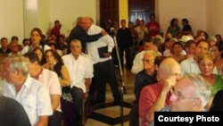 Carlos Saladrigas (pasillo) abraza al expreso político Oscar Espinosa "Chepe". Cortesía Juan Antonio Madrazo.