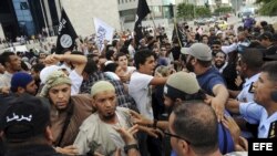 Las fuerzas de seguridad tunecinas dispersan una manifestación de salafistas frente a la embajada de EE.UU. en Túnez (Túnez). a un vídeo realizado por Sam Bacile, un israelí-estadounidense, en el que se critica el islam y se caricaturiza la figura del pro