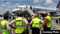 Inspectores de TSA en el aeropuerto Frank País de Holguín, Cuba.