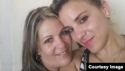 Jessica y su madre juntas en Cuba