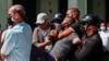 Un manifestante es arrestado por agentes de la Seguridad del Estado, el 11 de julio de 2021. (Adalberto Roque/AFP)