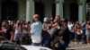 Un manifestante es arrestado por agentes de la Seguridad del Estado, el 11 de julio de 2021. (Adalberto Roque/AFP)