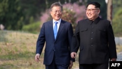 El líder de Corea del Norte Kim Jong Un (der.) y de Corea del Sur Moon Jae-in (izq.) en Panmunjom.