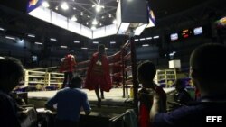 Boxeadores suben al ring previo a un encuentro 