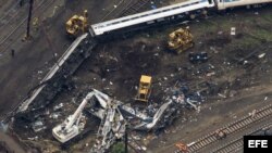 Vista aérea del tren descarrilado el martes en Filadelfia que dejó siete muertos y más de 200 heridos.