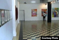 Galería de Arte de Cienfuegos donde el autor vio la exposición primera de la escultura del rinoceronte de William Pérez.