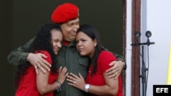 ARCHIVO. Hugo Chávez, abraza a sus hijas María Eugenia (i) y Rosa Inés (d).