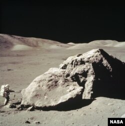 En esta foto a bordo del Apolo 17, el piloto del Módulo Lunar Harrison H. Schmitt recolecta muestras de una enorme roca cerca del Valle de Tourus-Littrow.