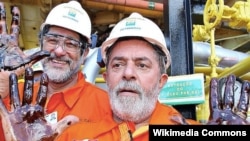 El ex mandatario brasileño Lula Da Silva (d) y el Presidente de la petrolera estatal Petrobras, Sergio Gabrielli.