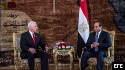 (i-e) Mike Pence y Abdel Fattah al-Sisi.