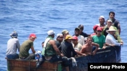 Cubanos interceptados en el mar tratando de llegar a Estados Unidos. Archivo.