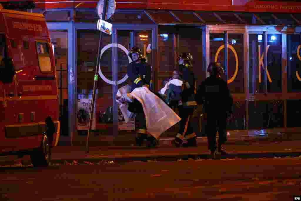 Heridos en el ataque al teatro Bataclan son evacuados por la policía francesa. EFE