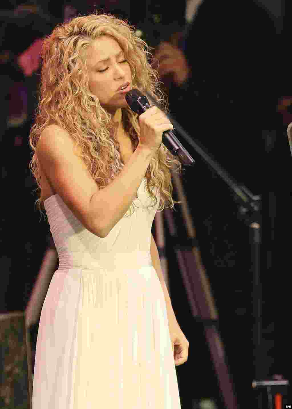 La cantante colombiana Shakira canta antes del inicio Cumbre Mundial sobre el Desarrollo Sostenible en la sede en Nueva York (Estados Unidos).