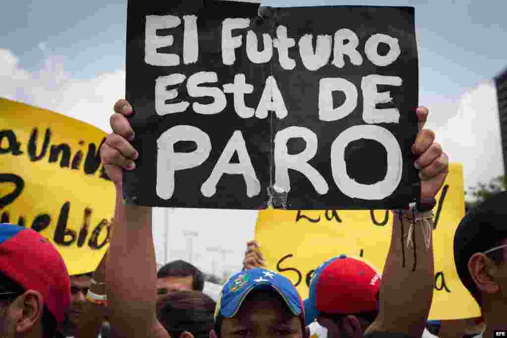 Estudiantes opositores al Gobierno y profesores universitarios protestan en Caracas (Venezuela). 