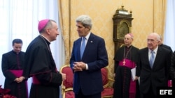 El secretario de Estado estadounidense, John Kerry (c), junto al secretario de Estado vaticano, el arzobispo Pietro Parolin (2i).