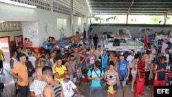  Los cubanos indocumentados varados en la frontera de Panamá con Costa Rica reciben hoy, 6 de enero de 2016, revisión médica y vacunación, luego que uno de los isleños falleciera ayer debido a la gripe AH1N1, en Progreso (Panamá).