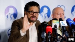Iván Márquez (I) anuncia que las FARC será partido político desde el 1 de septiembre.