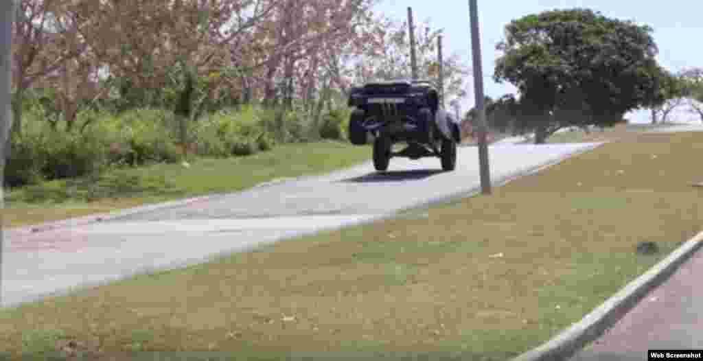 El estadounidense BJ Baldwin asombra a los cubanos con su supercamión de 850 caballos de fuerza. &nbsp;