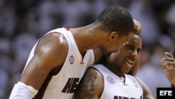 MIA34. MIAMI (EE.UU.), 03/06/2103.- Chris Bosh (i) de los Miami Heat habla con Mario Chalmers hoy, lunes 3 de junio de 2013, durante el séptimo juego de las semifinales de la NBA celebrado en el American Airlines Arena en Miami (EE.UU.). EFE/RHONA WISE PR