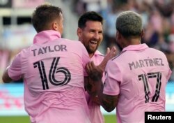 Messi (10) celebra con el delantero Josef Martinez (17) y el mediocampista Robert Taylor (16) después de anotar un gol en la primera mitad contra Atlanta UnitedJasen Vinlove-USA TODAY Sports.