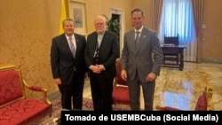 El Embajador Burch (der.) y el Jefe de Misión de EEUU en Cuba, Mike Hammer, se reunieron con el Monseñor Gallagher, jefe de la diplomacia del Vaticano.