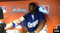 Yasiel Puig brindando declaraciones a Radio TV Martí