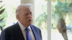 El presidente Donald Trump habla con periodistas en Mar-a-Lago, en Palm Beach, Florida.