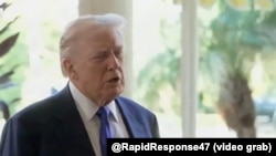 El presidente Donald Trump habla con periodistas en Mar-a-Lago, en Palm Beach, Florida.